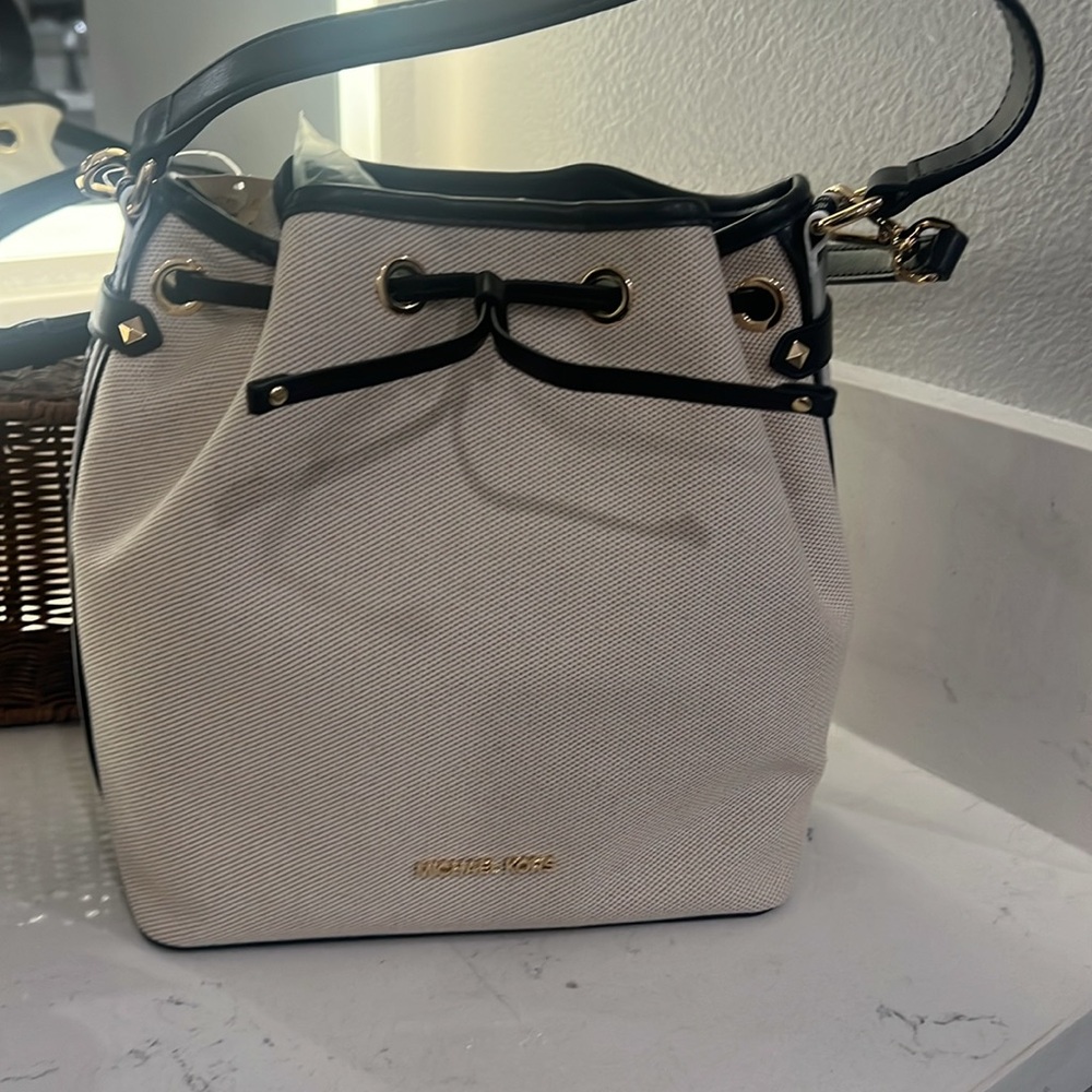 Michael Kors Black and cream Shoulder bucket Bag NWT $328 retail price - Picture 2 of 13